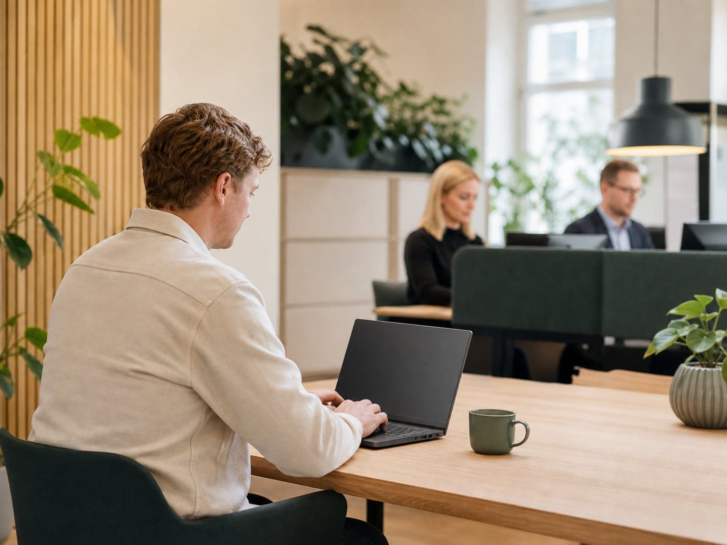 Bedriftseier ved laptop mens regnskapskontor forbereder tilbud